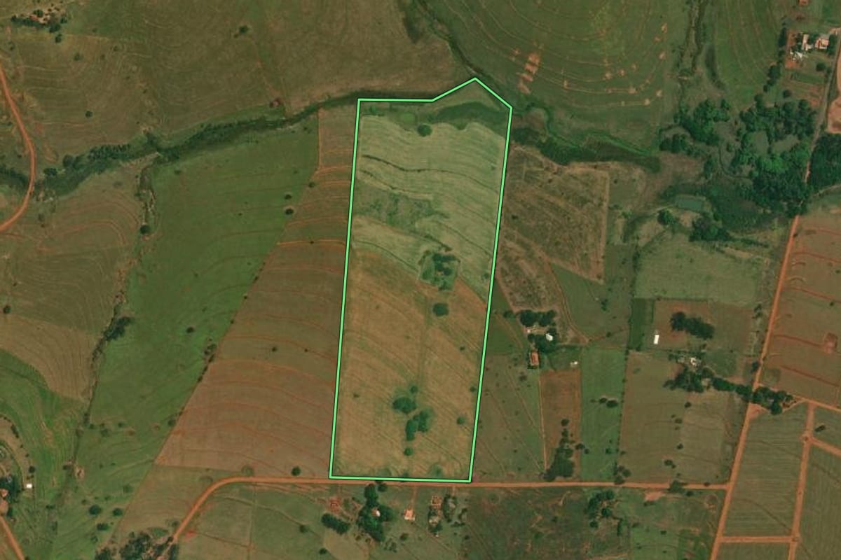Imagem de satélite do imóvel rural em Estrela do Norte (SP), com o contorno declarado no CAR desenhado por cima.
