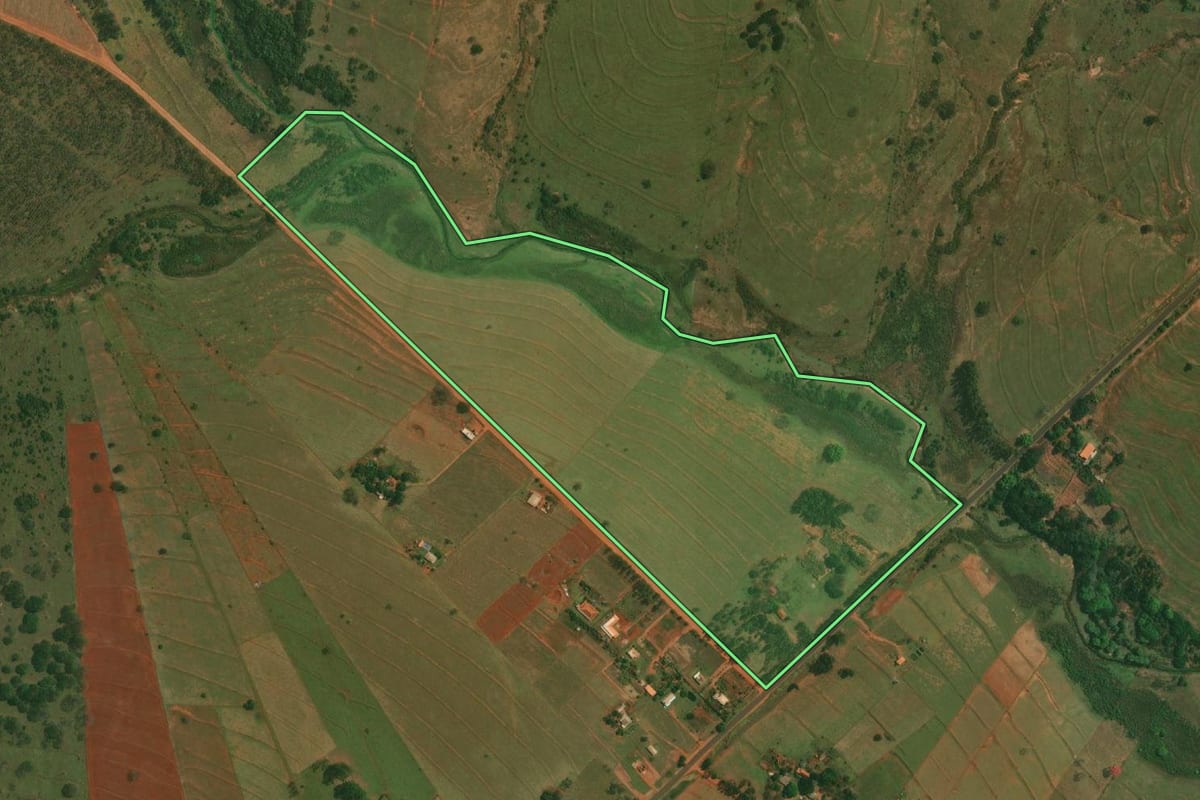 Imagem de satélite do imóvel rural em Estrela do Norte (SP), com o contorno declarado no CAR desenhado por cima.