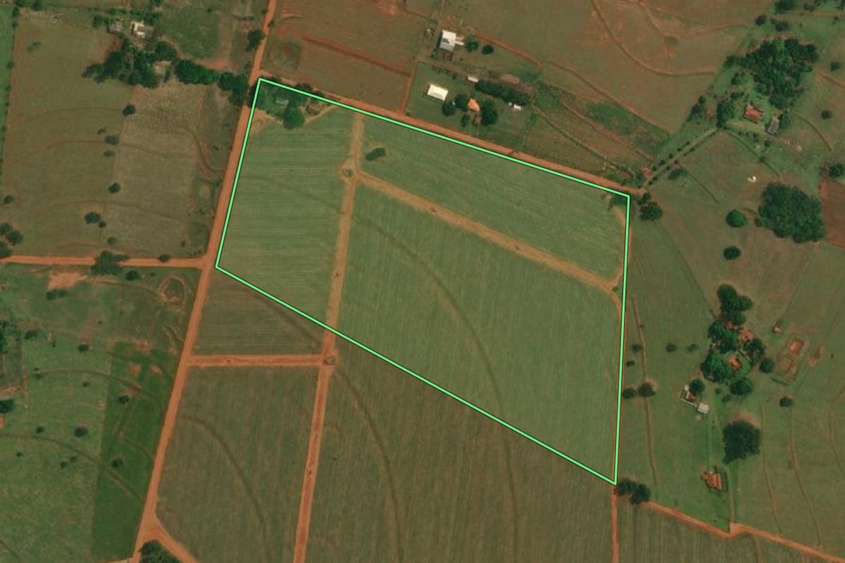 Imagem de satélite do imóvel rural em Estrela do Norte (SP), com o contorno declarado no CAR desenhado por cima.