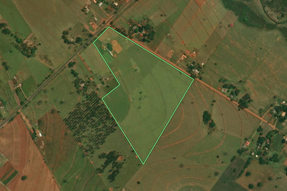 Imagem de satélite do imóvel rural em Estrela do Norte (SP), com o contorno declarado no CAR desenhado por cima.