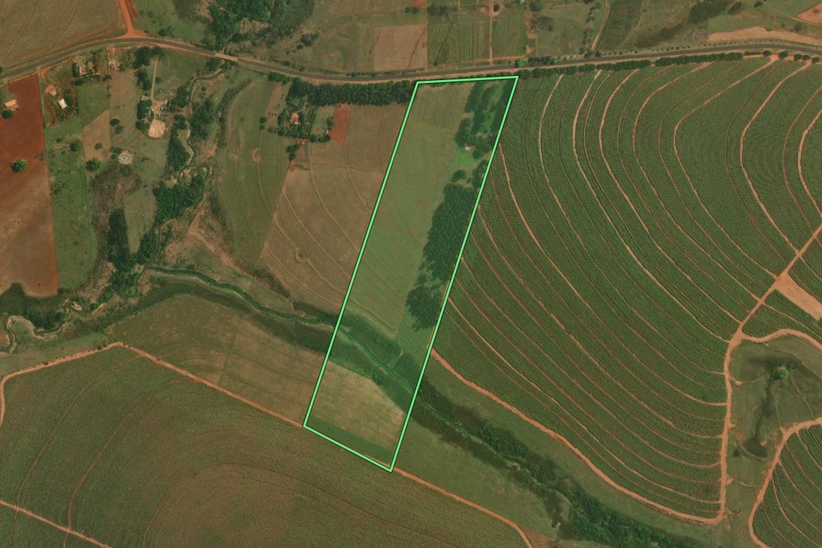 Imagem de satélite do imóvel rural em Estrela do Norte (SP), com o contorno declarado no CAR desenhado por cima.
