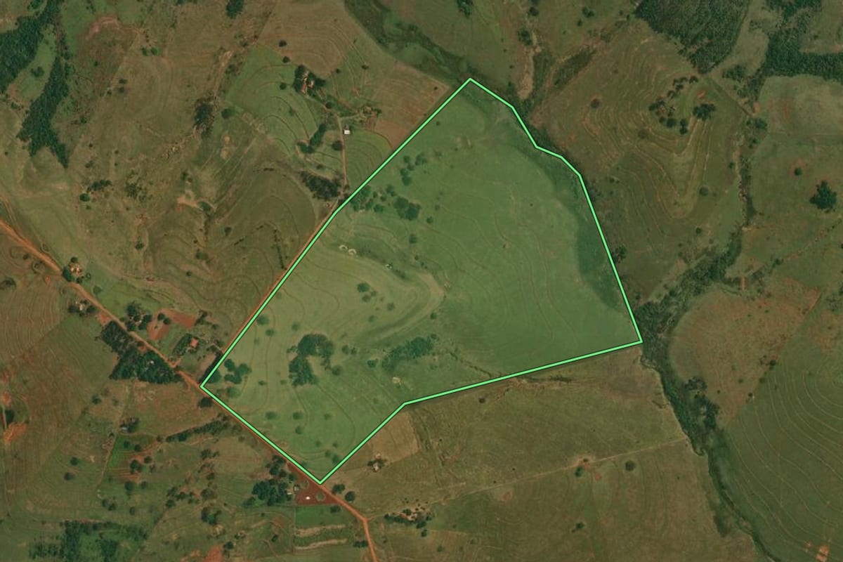 Imagem de satélite do imóvel rural em Estrela do Norte (SP), com o contorno declarado no CAR desenhado por cima.
