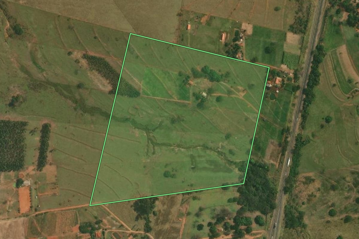 Imagem de satélite do imóvel rural em Estrela do Norte (SP), com o contorno declarado no CAR desenhado por cima.