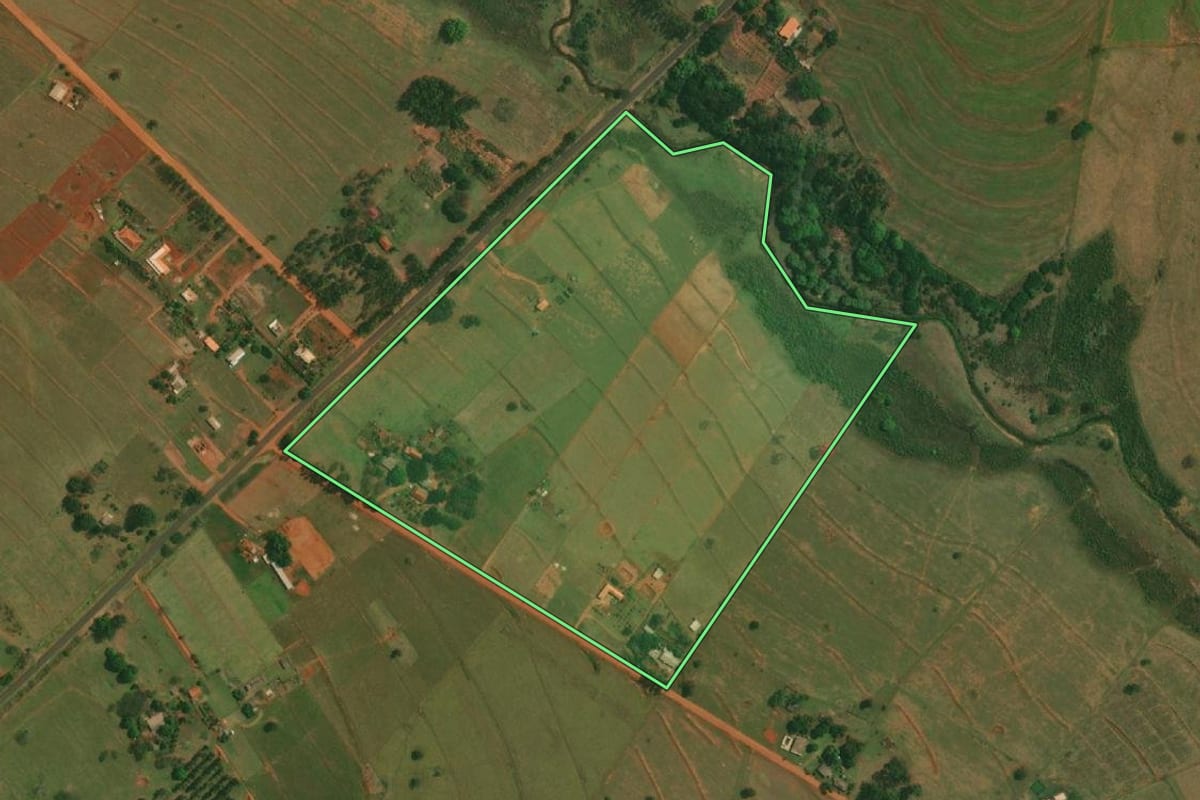 Imagem de satélite do imóvel rural em Estrela do Norte (SP), com o contorno declarado no CAR desenhado por cima.