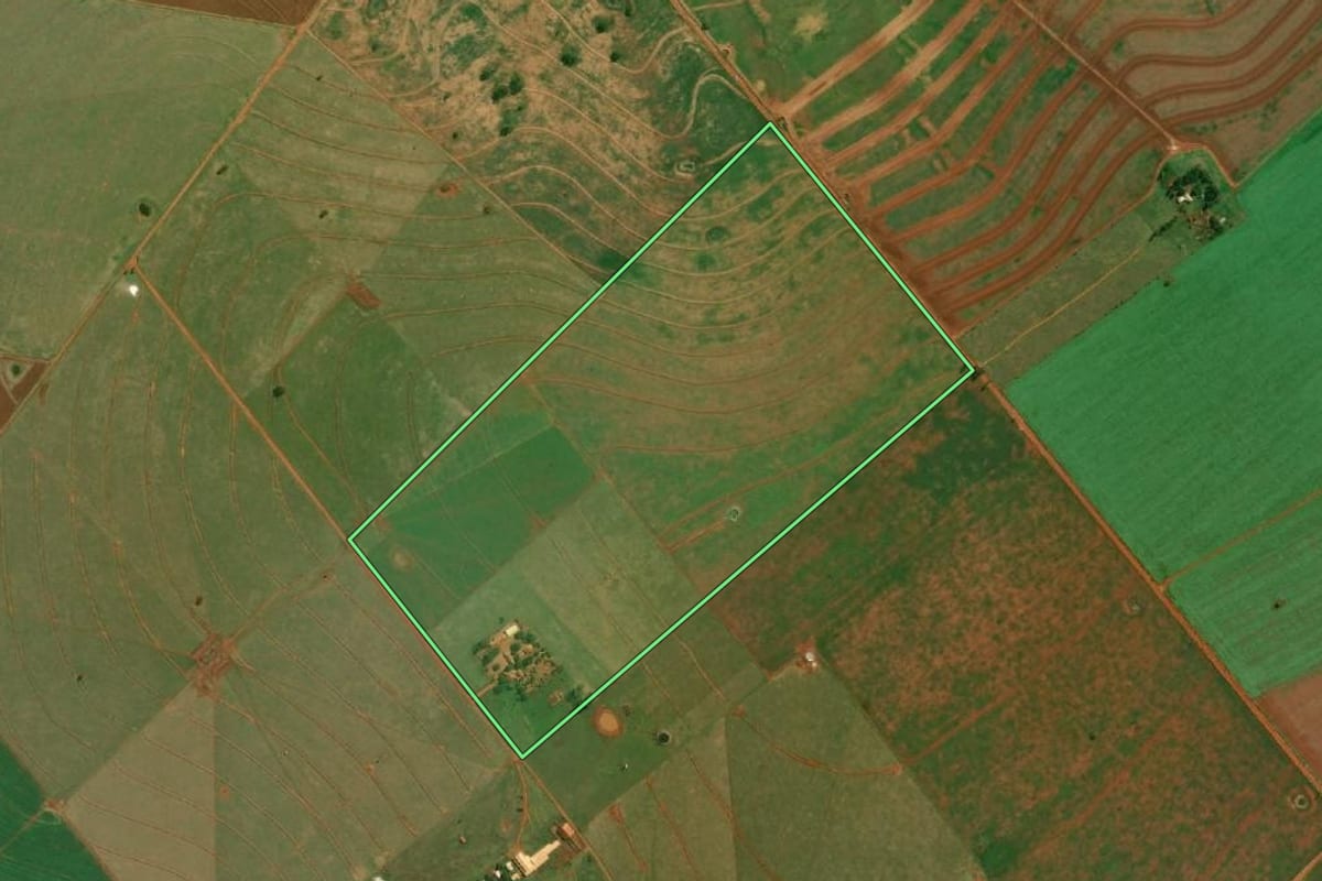 Imagem de satélite do imóvel rural em Euclides da Cunha Paulista (SP), com o contorno declarado no CAR desenhado por cima.