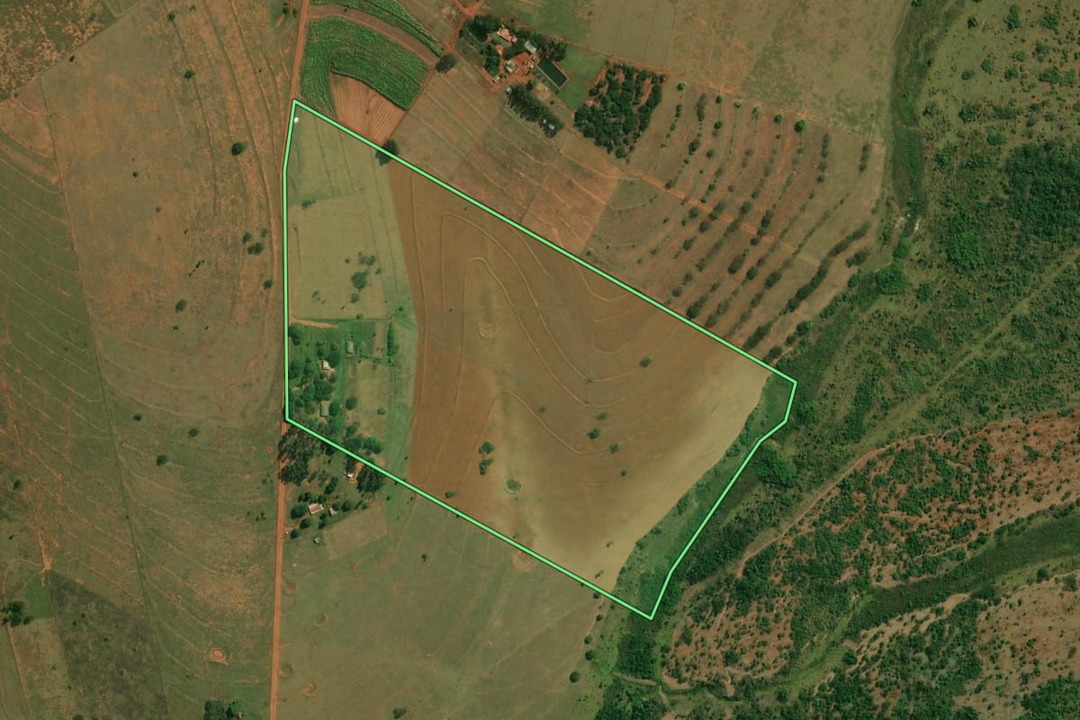 Imagem de satélite do imóvel rural em Euclides da Cunha Paulista (SP), com o contorno declarado no CAR desenhado por cima.