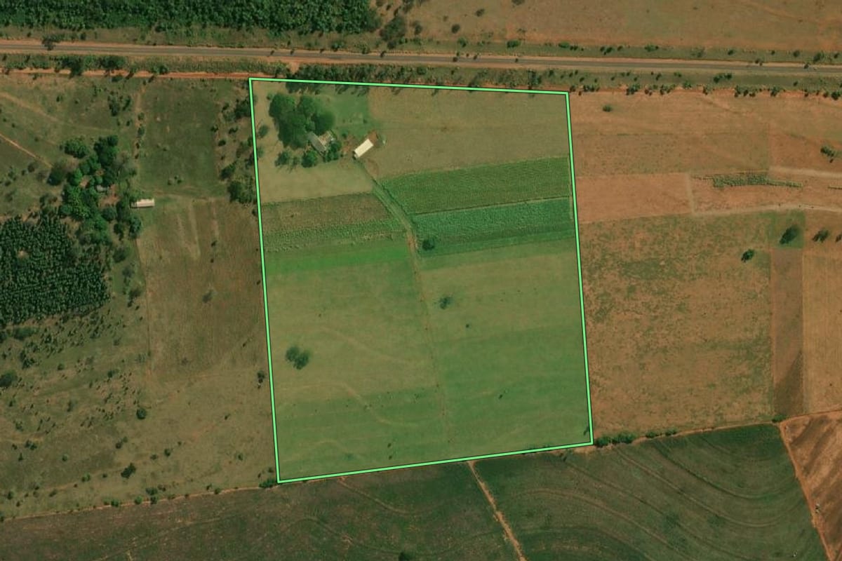 Imagem de satélite do imóvel rural em Euclides da Cunha Paulista (SP), com o contorno declarado no CAR desenhado por cima.