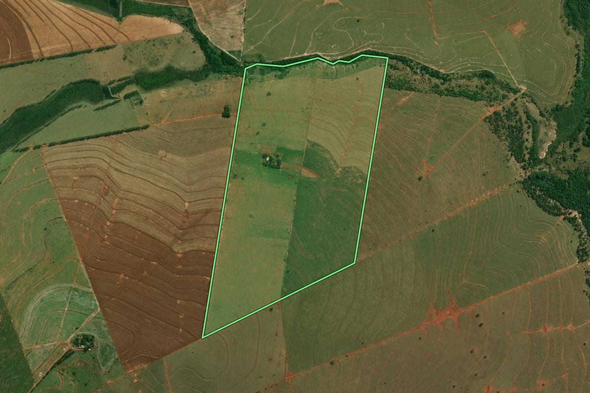 Imagem de satélite do imóvel rural em Euclides da Cunha Paulista (SP), com o contorno declarado no CAR desenhado por cima.