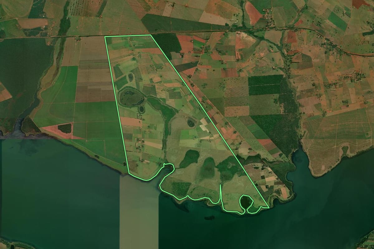 Imagem de satélite do imóvel rural em Euclides da Cunha Paulista (SP), com o contorno declarado no CAR desenhado por cima.
