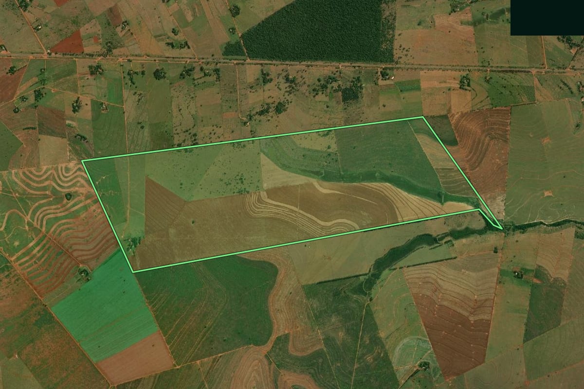Imagem de satélite do imóvel rural em Euclides da Cunha Paulista (SP), com o contorno declarado no CAR desenhado por cima.