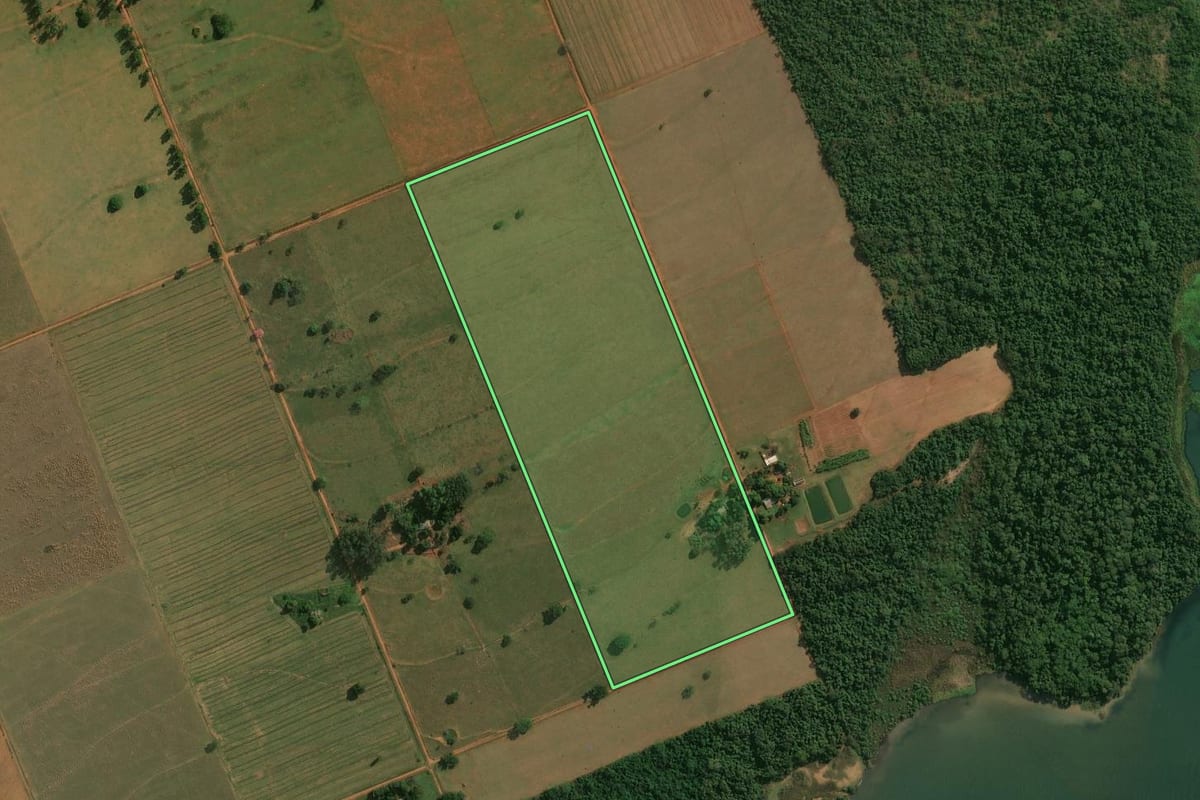 Imagem de satélite do imóvel rural em Euclides da Cunha Paulista (SP), com o contorno declarado no CAR desenhado por cima.