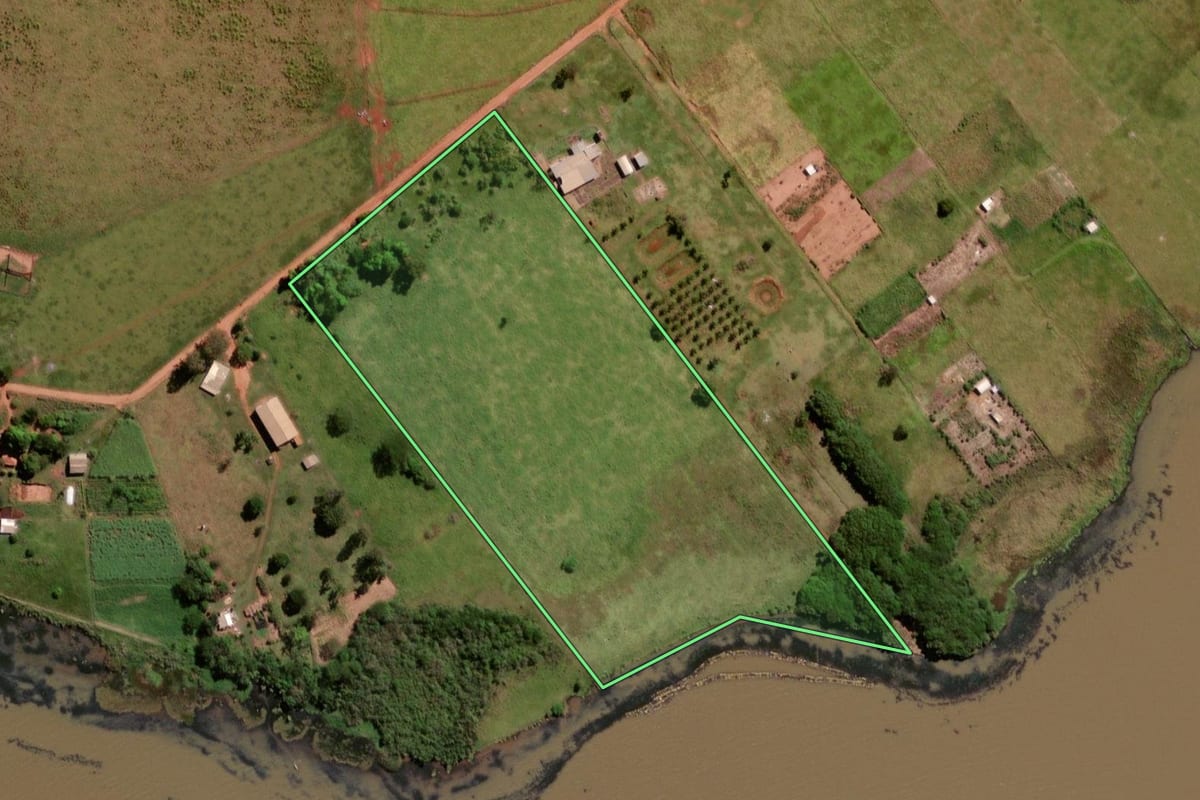 Imagem de satélite do imóvel rural em Euclides da Cunha Paulista (SP), com o contorno declarado no CAR desenhado por cima.