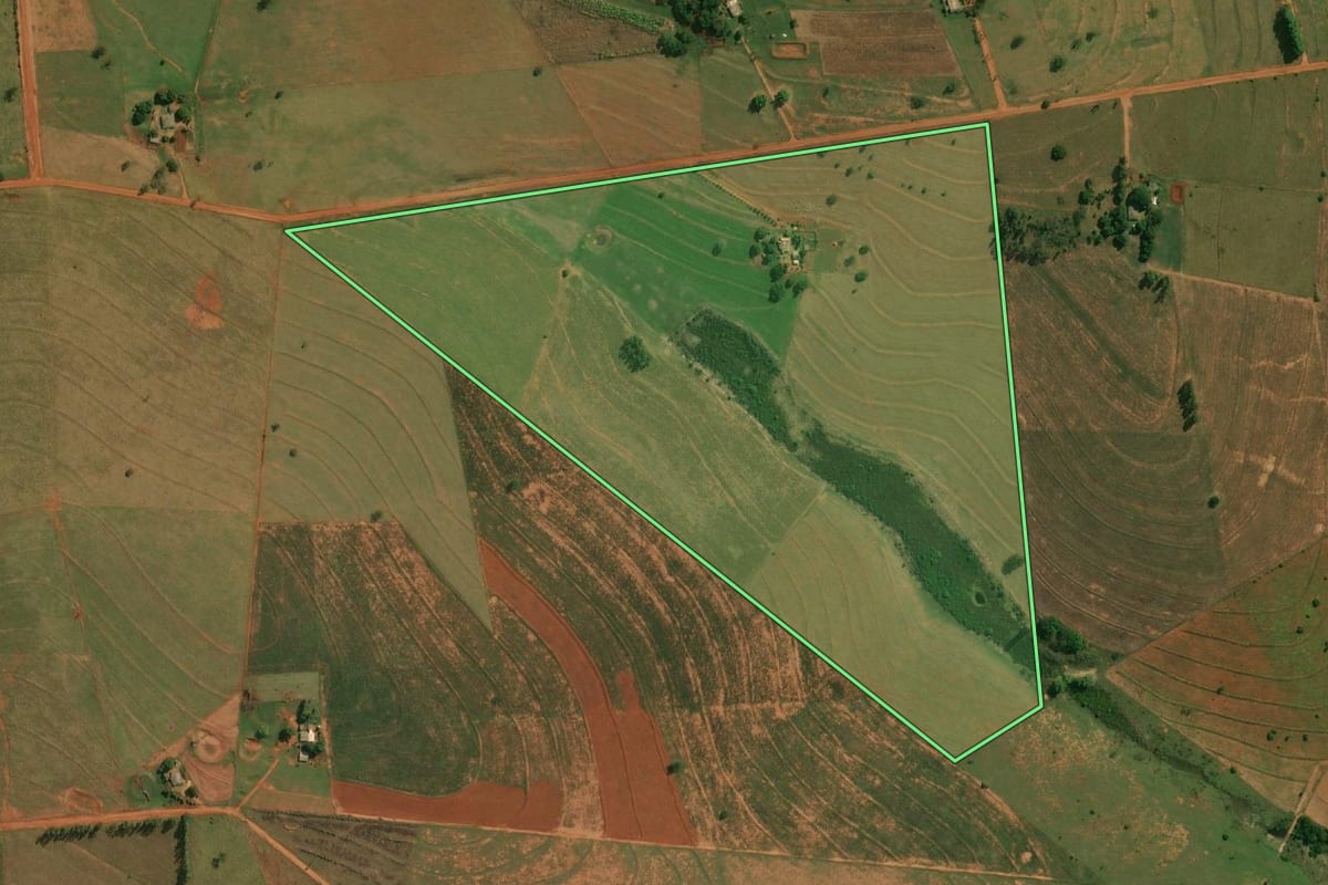 Imagem de satélite do imóvel rural em Euclides da Cunha Paulista (SP), com o contorno declarado no CAR desenhado por cima.