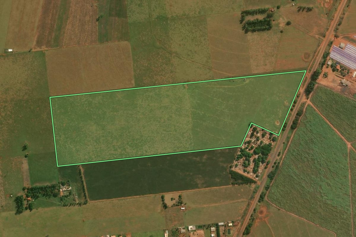 Imagem de satélite do imóvel rural em Euclides da Cunha Paulista (SP), com o contorno declarado no CAR desenhado por cima.
