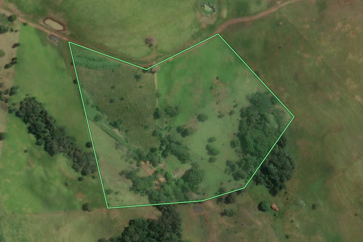Imagem de satélite do imóvel rural em Fartura (SP), com o contorno declarado no CAR desenhado por cima.