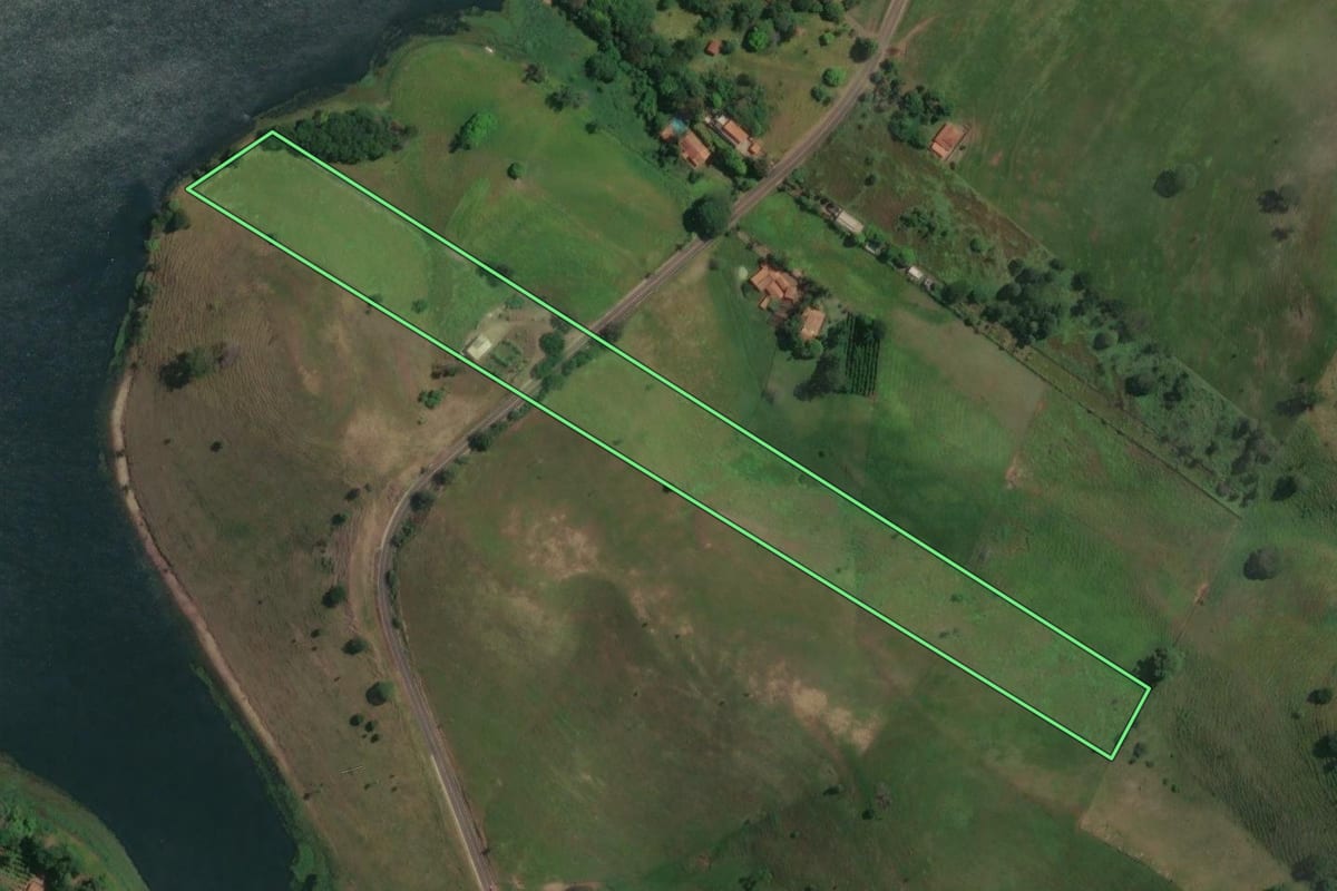 Imagem de satélite do imóvel rural em Fartura (SP), com o contorno declarado no CAR desenhado por cima.