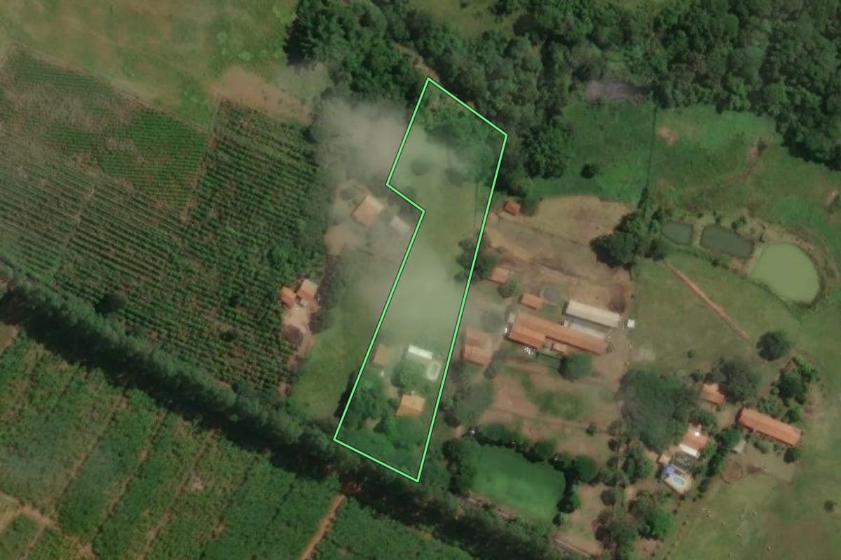 Imagem de satélite do imóvel rural em Fartura (SP), com o contorno declarado no CAR desenhado por cima.