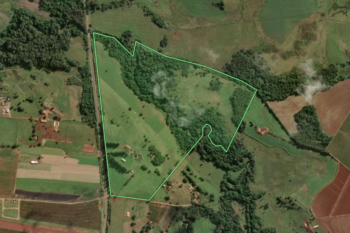 Imagem de satélite do imóvel rural em Fartura (SP), com o contorno declarado no CAR desenhado por cima.