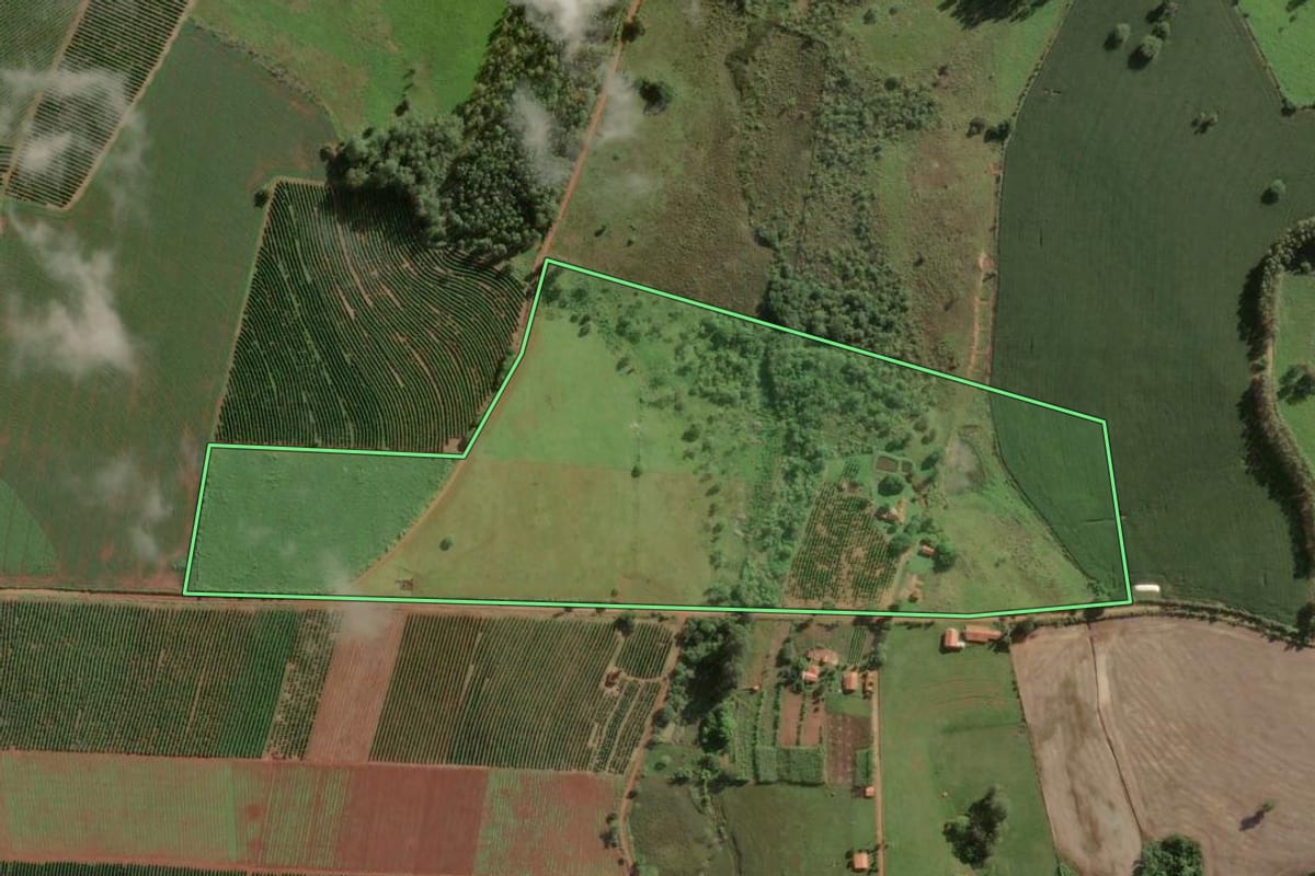 Imagem de satélite do imóvel rural em Fartura (SP), com o contorno declarado no CAR desenhado por cima.