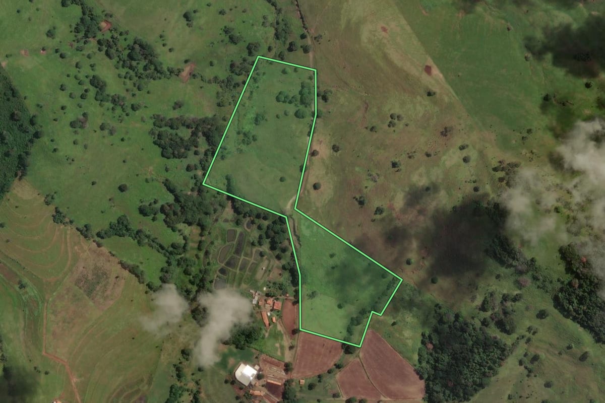 Imagem de satélite do imóvel rural em Fartura (SP), com o contorno declarado no CAR desenhado por cima.