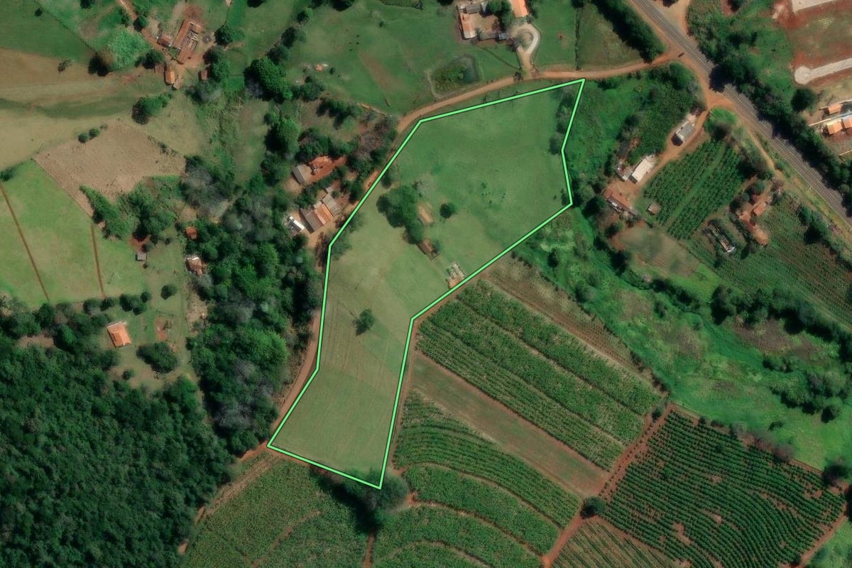 Imagem de satélite do imóvel rural em Fartura (SP), com o contorno declarado no CAR desenhado por cima.