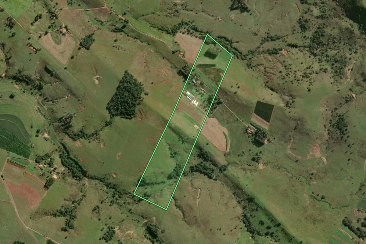 Imagem de satélite do imóvel rural em Fartura (SP), com o contorno declarado no CAR desenhado por cima.