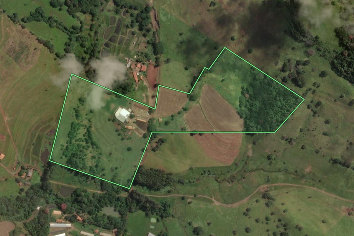 Imagem de satélite do imóvel rural em Fartura (SP), com o contorno declarado no CAR desenhado por cima.