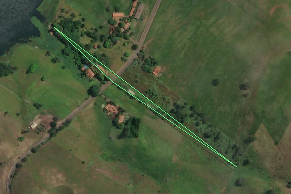 Imagem de satélite do imóvel rural em Fartura (SP), com o contorno declarado no CAR desenhado por cima.