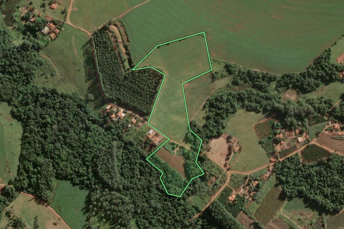 Imagem de satélite do imóvel rural em Fartura (SP), com o contorno declarado no CAR desenhado por cima.