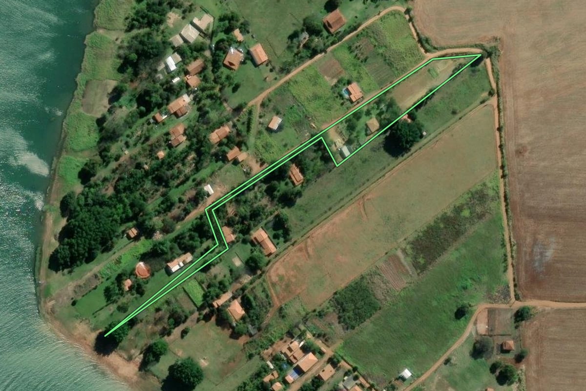 Imagem de satélite do imóvel rural em Fartura (SP), com o contorno declarado no CAR desenhado por cima.