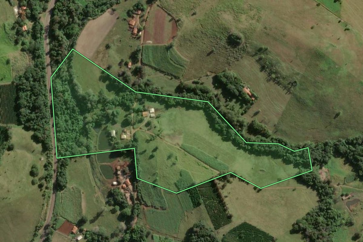 Imagem de satélite do imóvel rural em Fartura (SP), com o contorno declarado no CAR desenhado por cima.