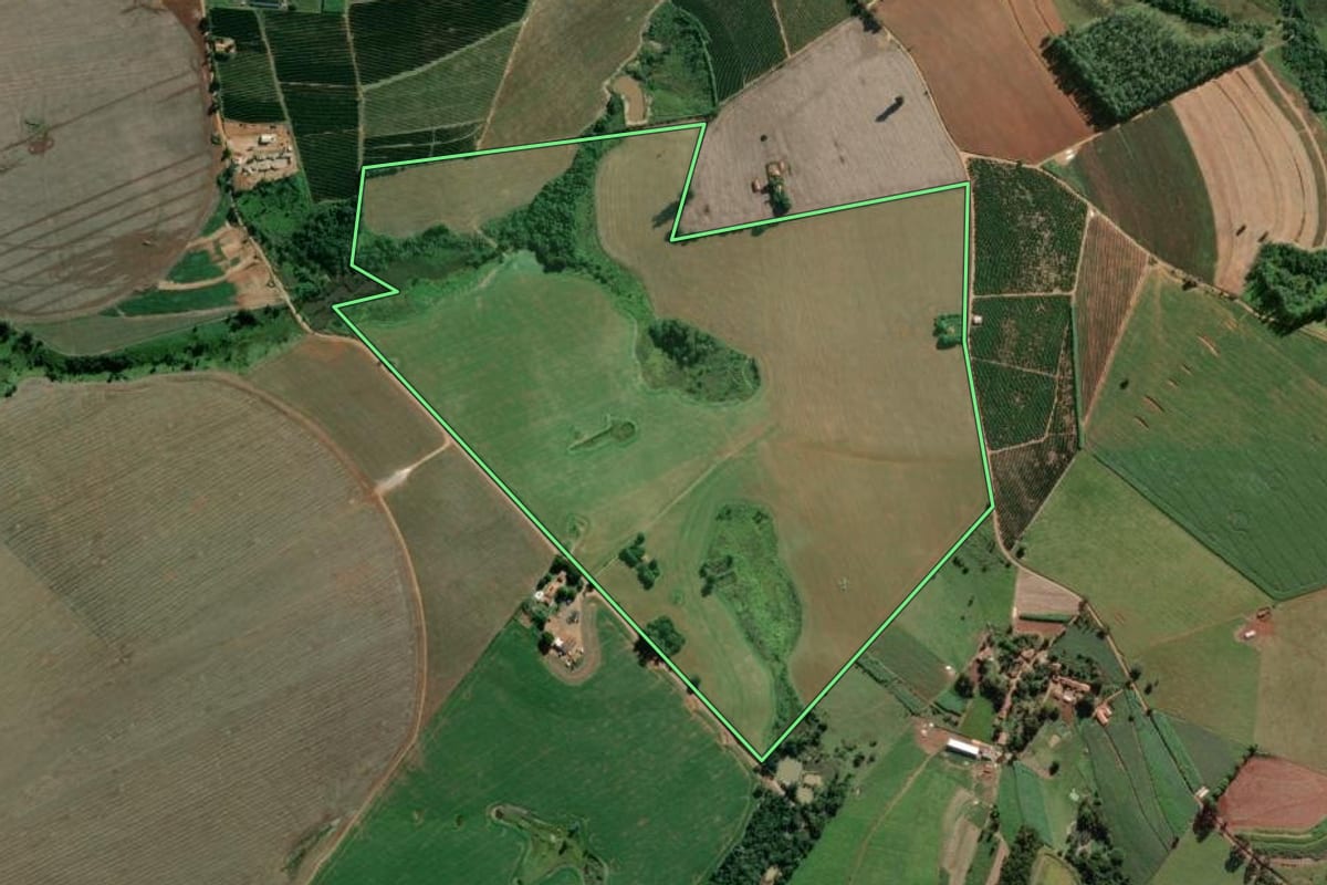 Imagem de satélite do imóvel rural em Fartura (SP), com o contorno declarado no CAR desenhado por cima.