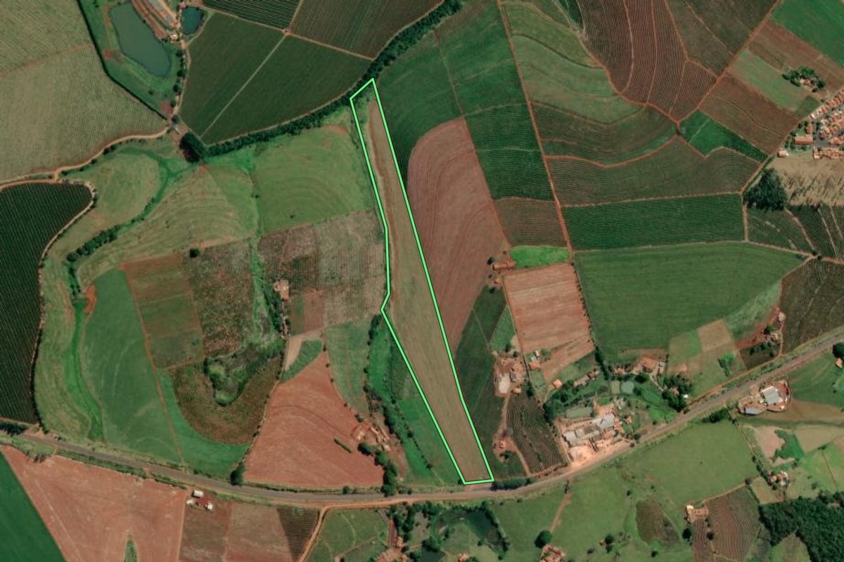 Imagem de satélite do imóvel rural em Fartura (SP), com o contorno declarado no CAR desenhado por cima.