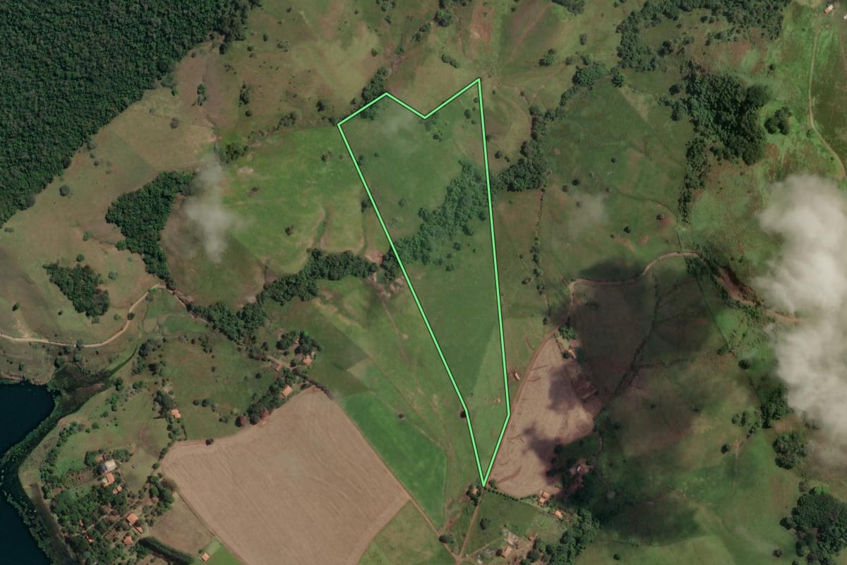 Imagem de satélite do imóvel rural em Fartura (SP), com o contorno declarado no CAR desenhado por cima.