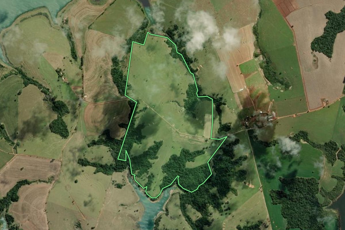 Imagem de satélite do imóvel rural em Fartura (SP), com o contorno declarado no CAR desenhado por cima.