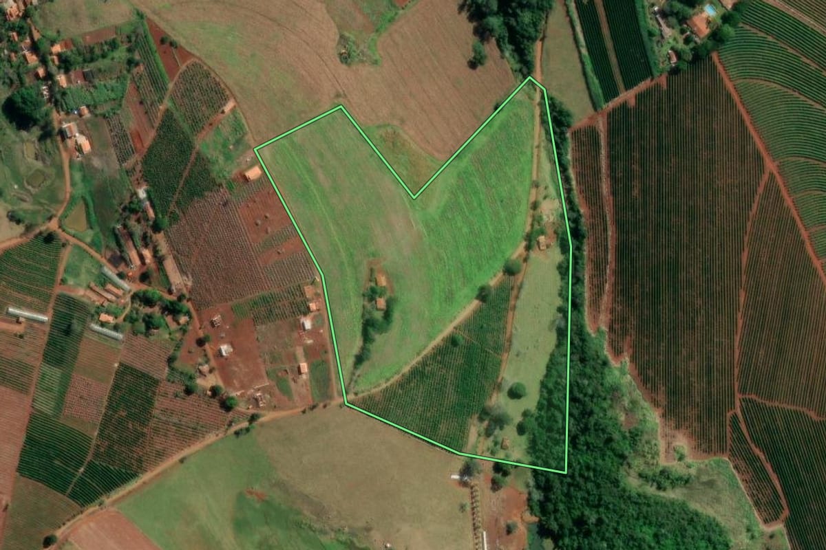 Imagem de satélite do imóvel rural em Fartura (SP), com o contorno declarado no CAR desenhado por cima.