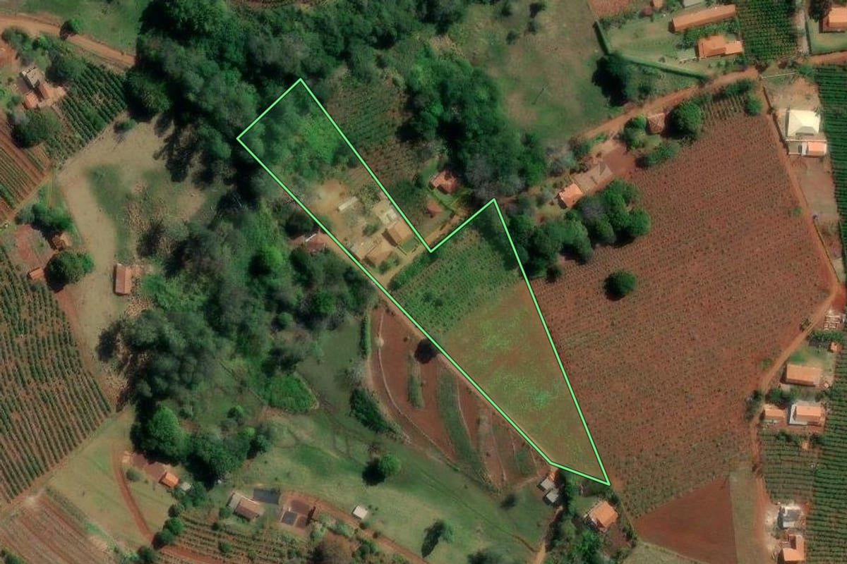 Imagem de satélite do imóvel rural em Fartura (SP), com o contorno declarado no CAR desenhado por cima.