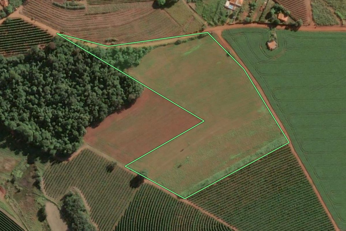 Imagem de satélite do imóvel rural em Fartura (SP), com o contorno declarado no CAR desenhado por cima.