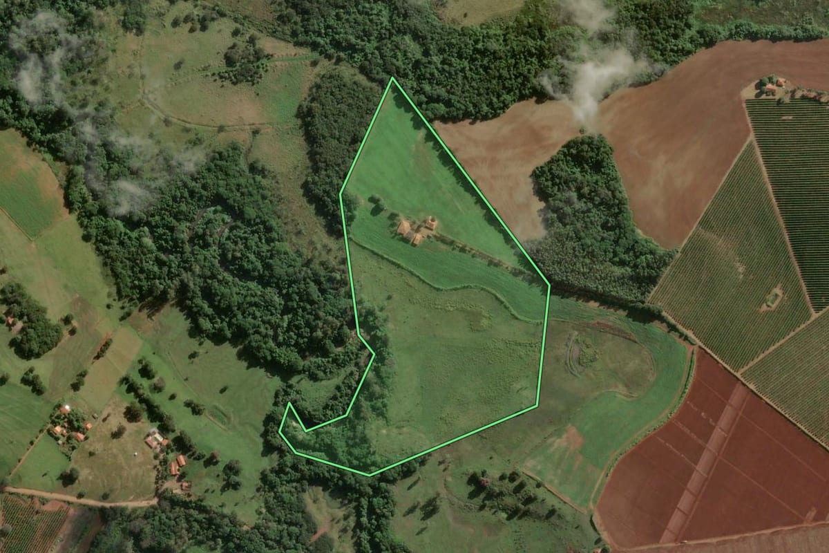 Imagem de satélite do imóvel rural em Fartura (SP), com o contorno declarado no CAR desenhado por cima.