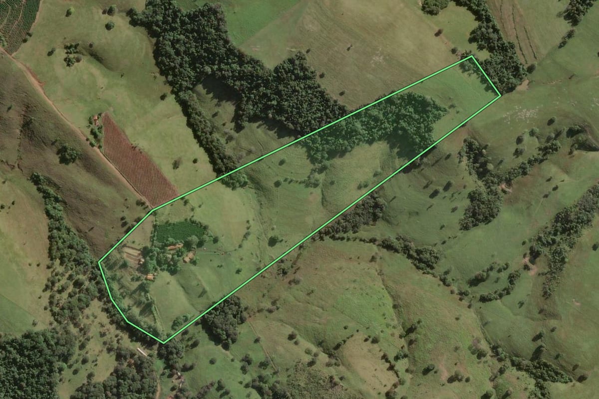 Imagem de satélite do imóvel rural em Fartura (SP), com o contorno declarado no CAR desenhado por cima.
