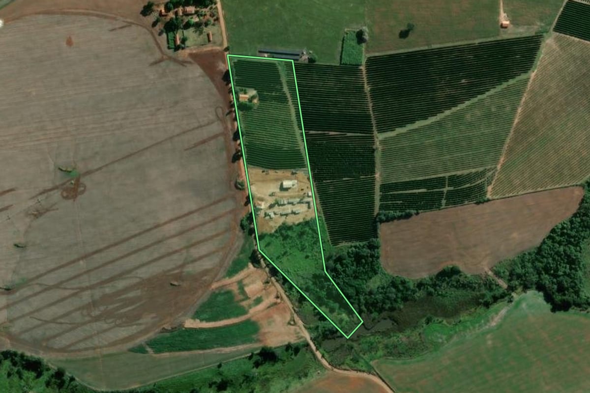 Imagem de satélite do imóvel rural em Fartura (SP), com o contorno declarado no CAR desenhado por cima.