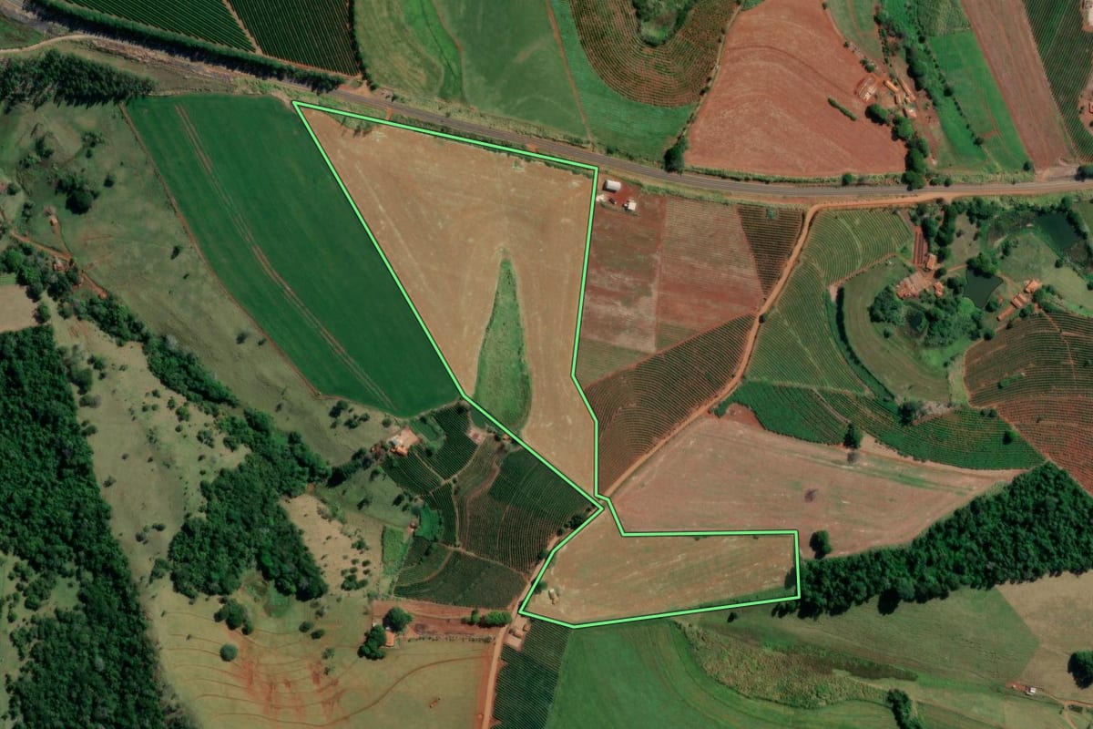 Imagem de satélite do imóvel rural em Fartura (SP), com o contorno declarado no CAR desenhado por cima.