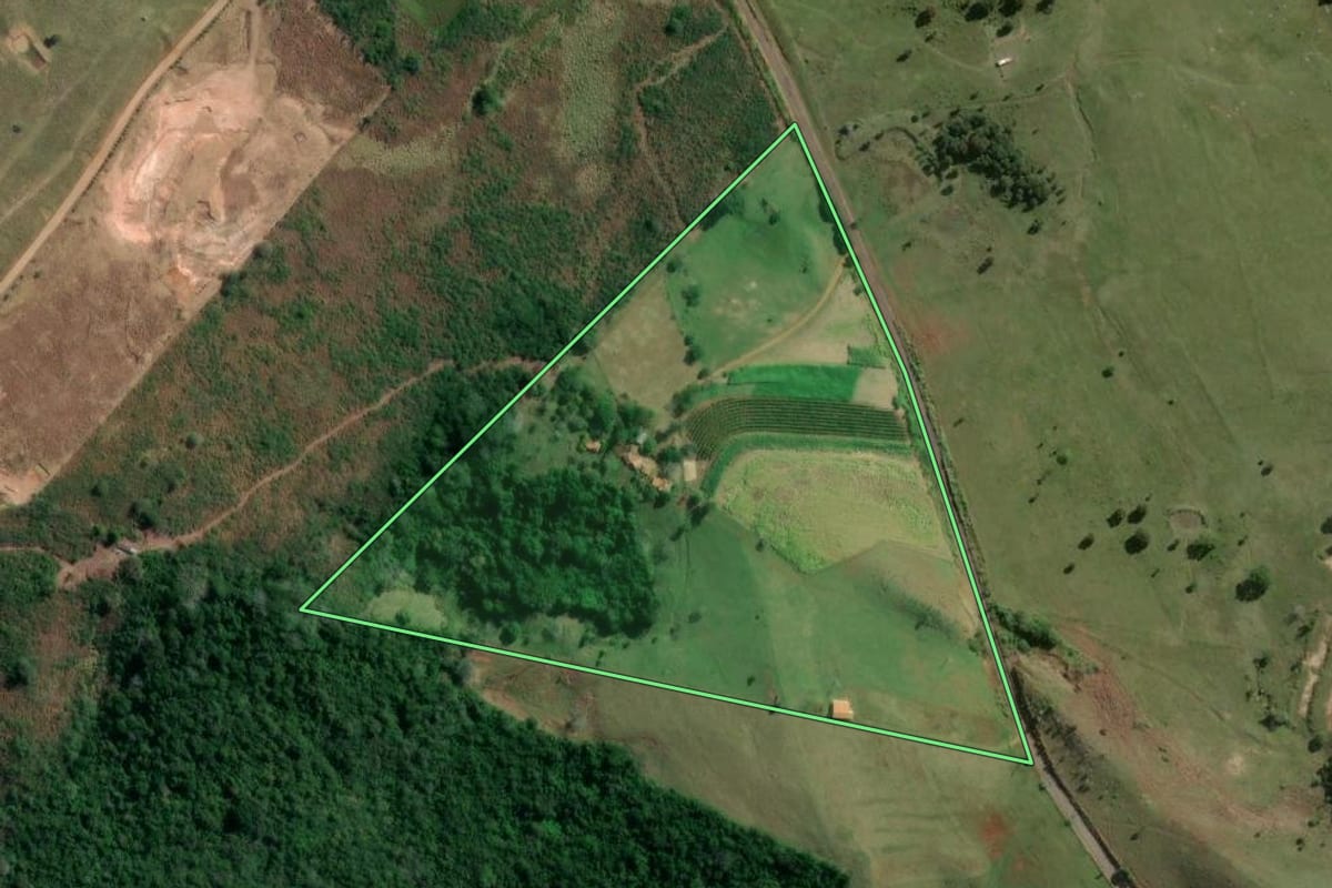 Imagem de satélite do imóvel rural em Fartura (SP), com o contorno declarado no CAR desenhado por cima.