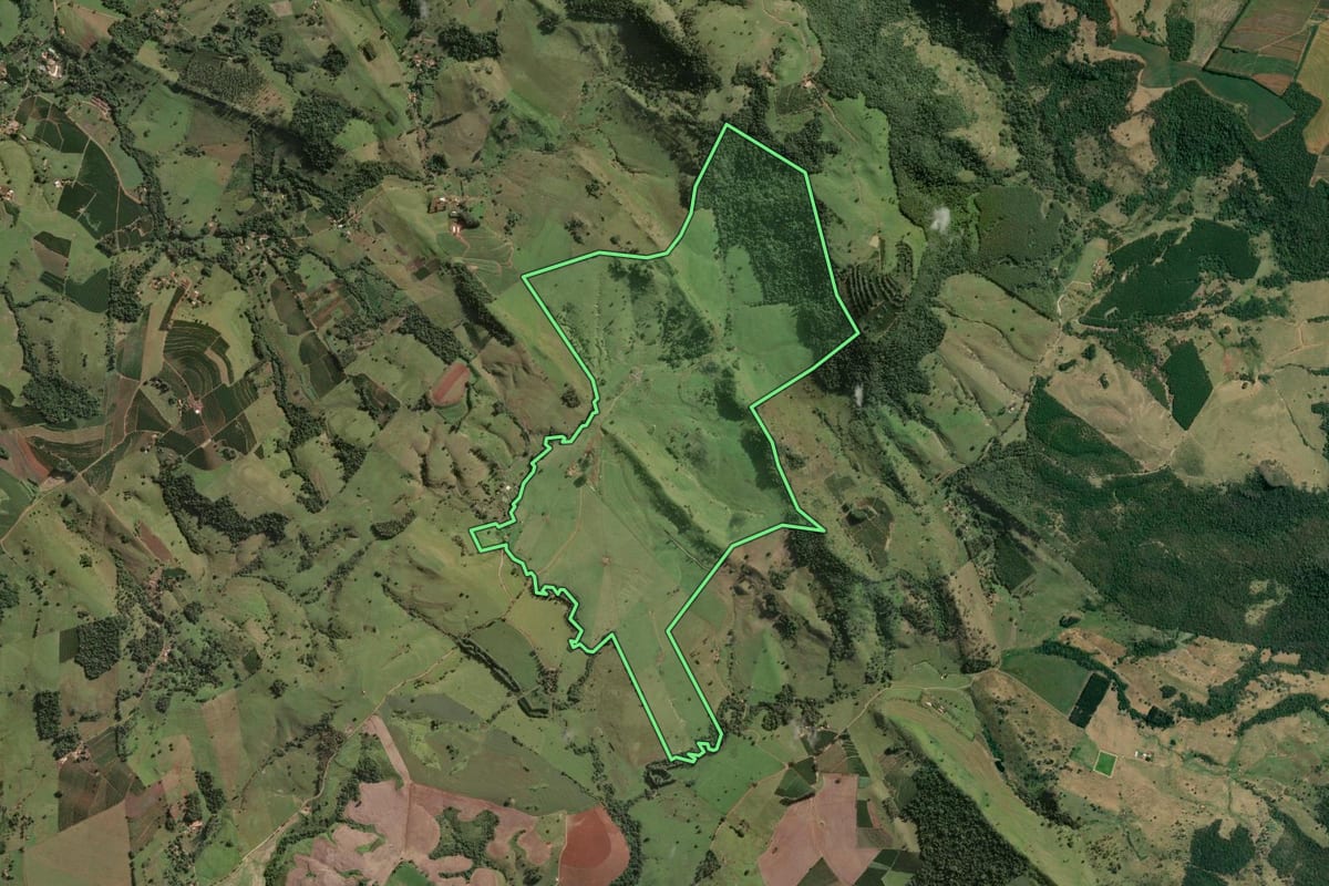 Imagem de satélite do imóvel rural em Fartura (SP), com o contorno declarado no CAR desenhado por cima.