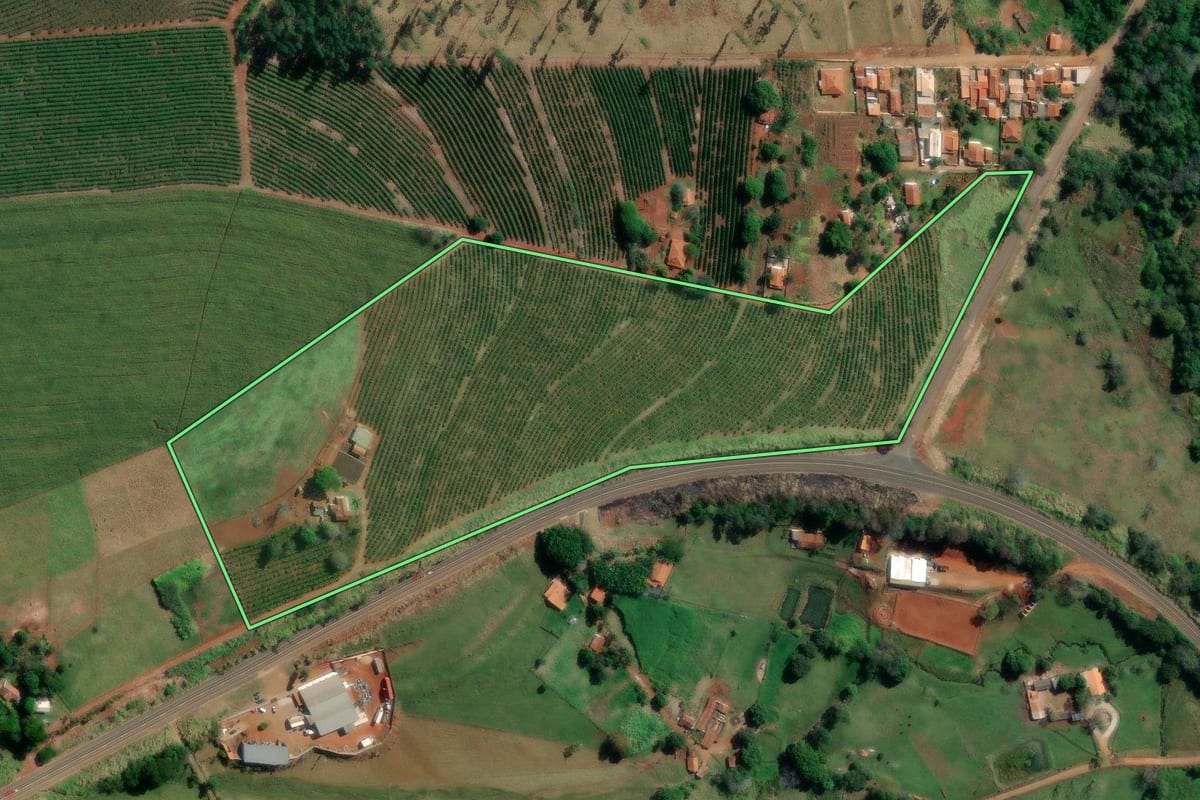 Imagem de satélite do imóvel rural em Fartura (SP), com o contorno declarado no CAR desenhado por cima.