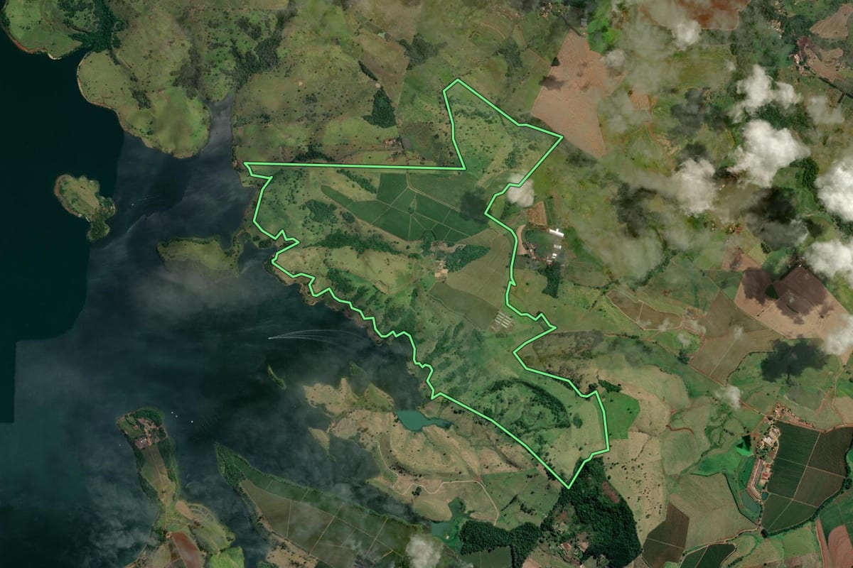 Imagem de satélite do imóvel rural em Fartura (SP), com o contorno declarado no CAR desenhado por cima.