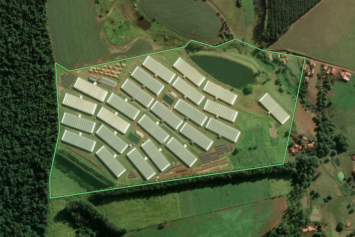 Imagem de satélite do imóvel rural em Fartura (SP), com o contorno declarado no CAR desenhado por cima.