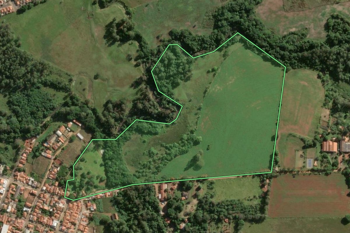 Imagem de satélite do imóvel rural em Fartura (SP), com o contorno declarado no CAR desenhado por cima.