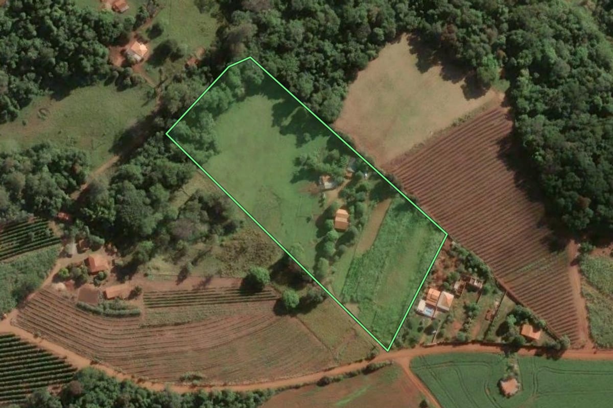 Imagem de satélite do imóvel rural em Fartura (SP), com o contorno declarado no CAR desenhado por cima.