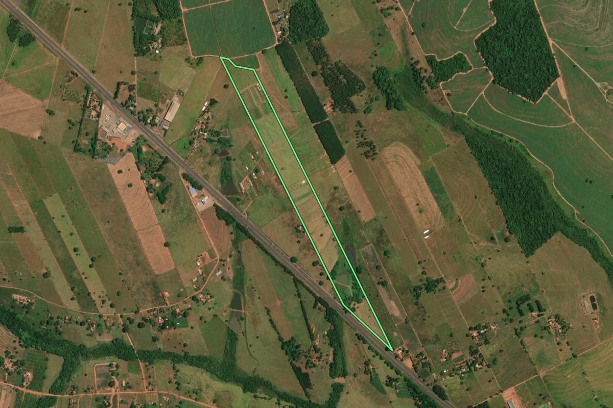 Imagem de satélite do imóvel rural em Fernandópolis (SP), com o contorno declarado no CAR desenhado por cima.